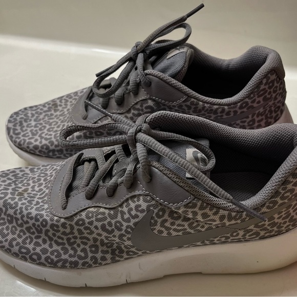 EUC Gray Leopard Nike Tanjun Size 6Y - Picture 2 of 5